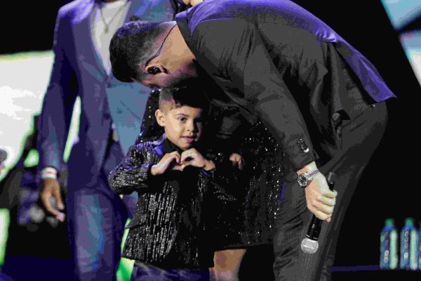 Filho de Marília Mendonça brilha em tributo à cantora