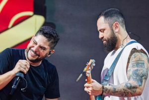 Leonardo e Jorge, parceiros de Mateus, celebram jantar especial na casa de Poliana.