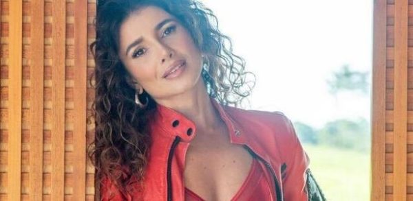 Paula Fernandes surpreende fãs com fotos sensuais em lingerie