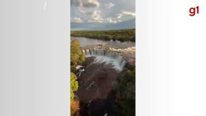 Cantor Juliano, da dupla com Henrique, faz sobrevoo de helicóptero e curte fim de semana com amigos na Cachoeira da Velha