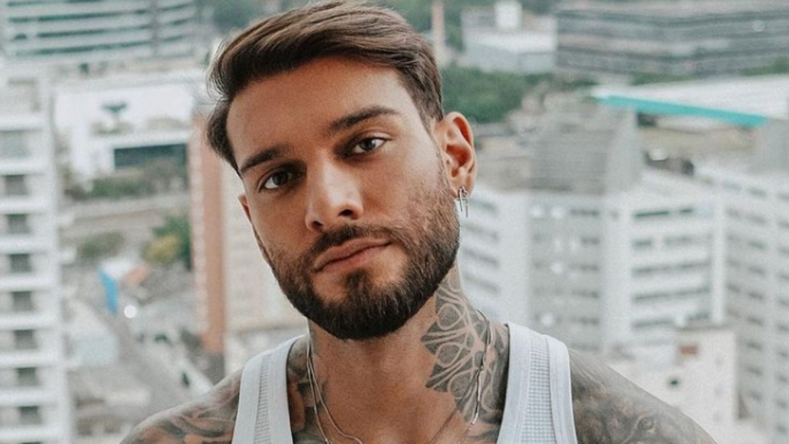 Lucas Lucco encanta ao levar filho para gravação de comercial.