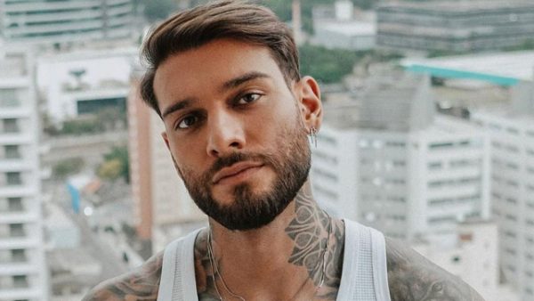 Lucas Lucco encanta ao levar filho para gravação de comercial.