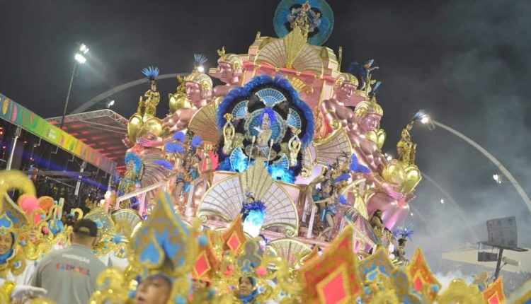 Rosas de Ouro comemora título em desfile com oito coirmãs no Anhembi