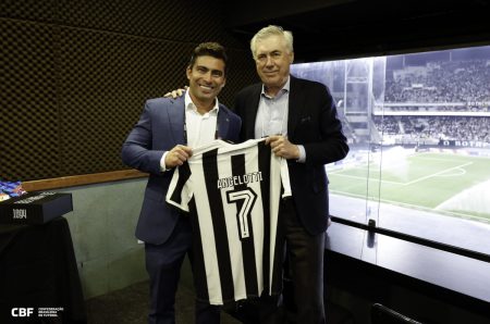 Ancelotti assiste a jogo do Botafogo e prova prato do Rio; vídeo