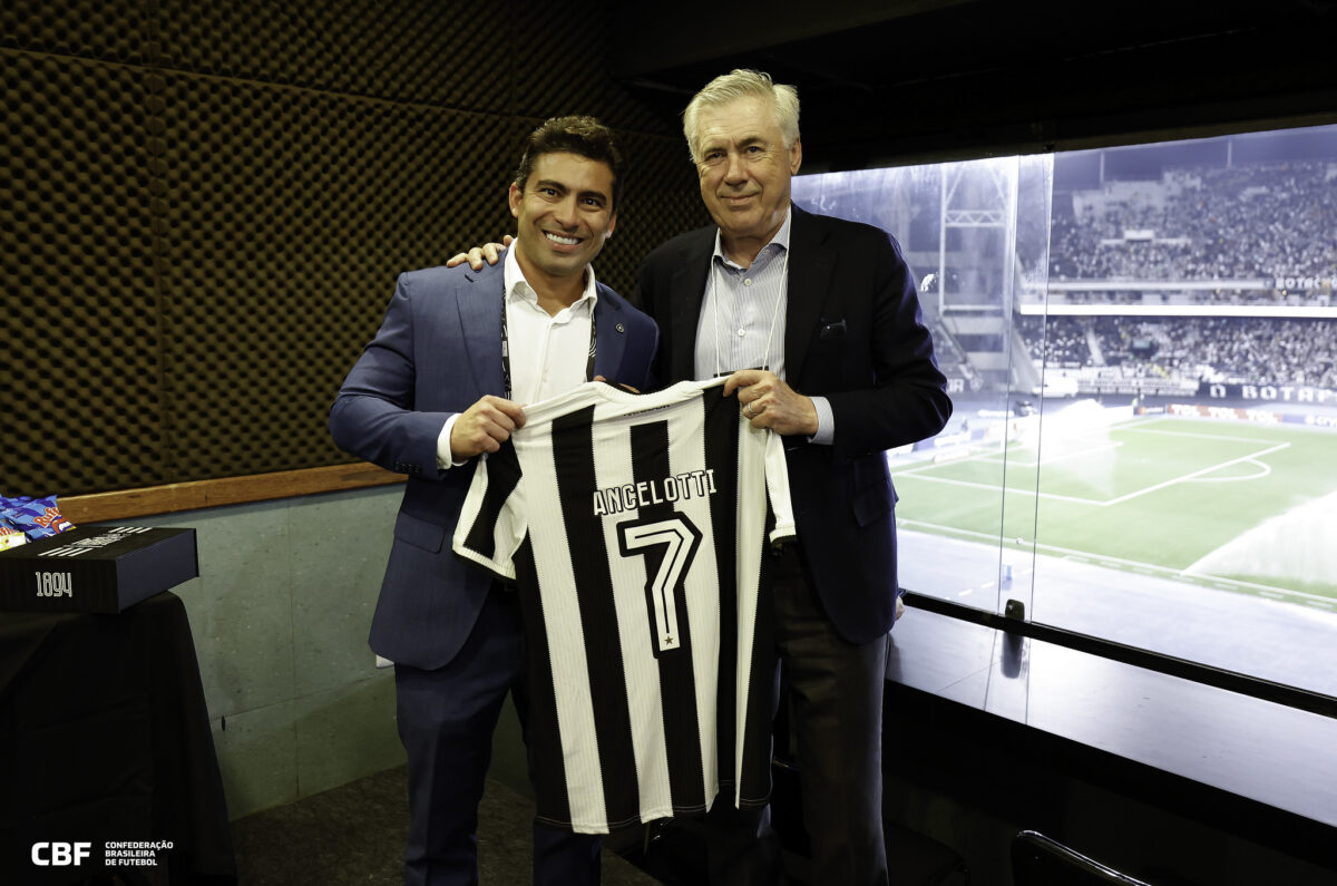 Ancelotti assiste a jogo do Botafogo e prova prato do Rio; vídeo