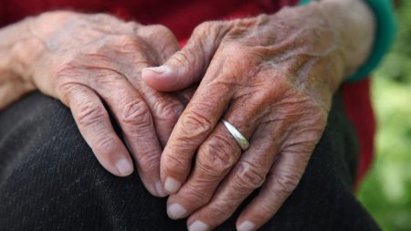 Aposentadoria aos 70 anos: governo valida nova regra polêmica