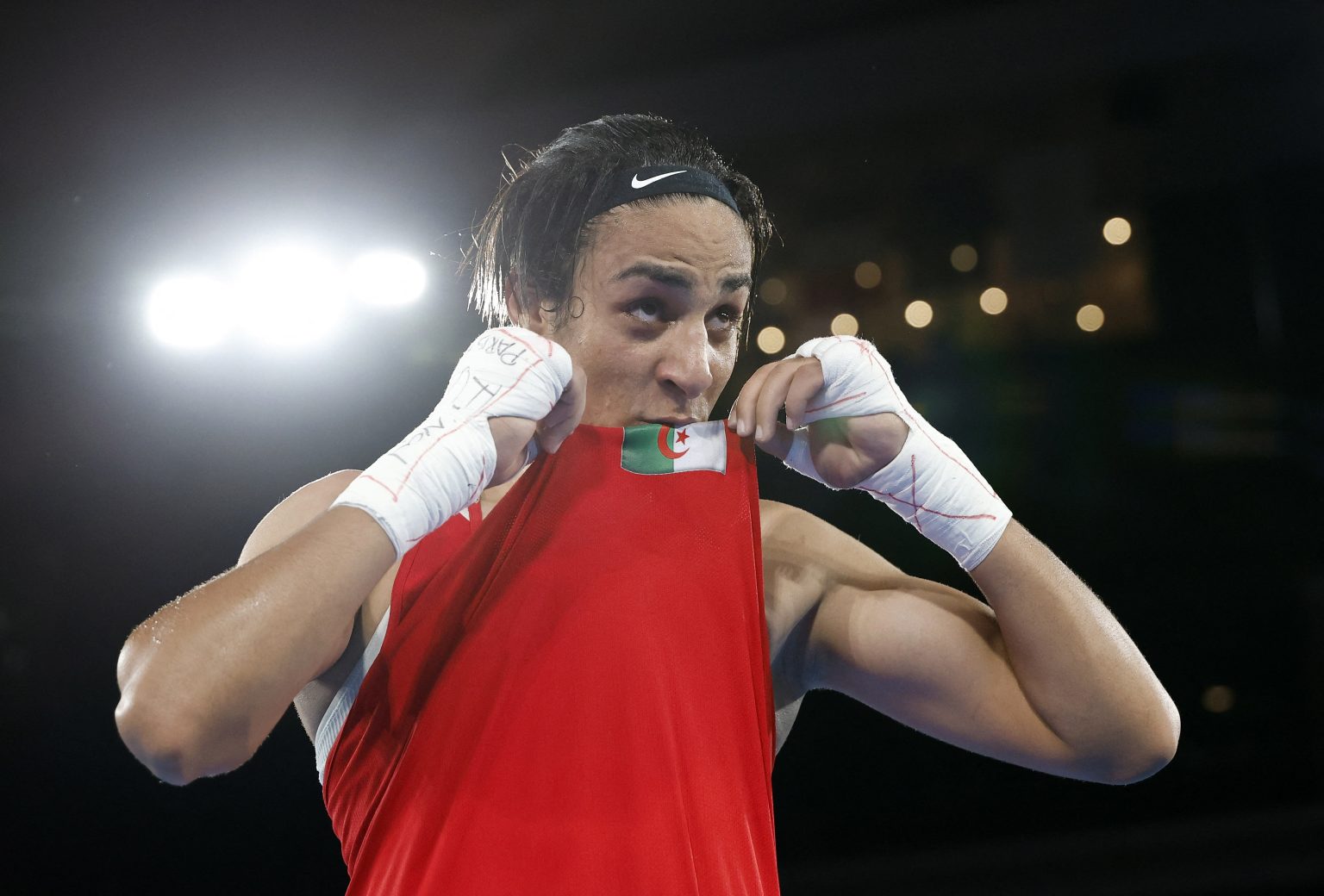 Federação de boxe suspende Imane Khelif após teste genético