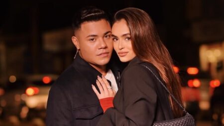 Felipe Araújo pede Lara Prado em casamento