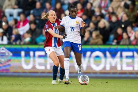 Griedge Mbock substitui Wendie Renard como capitã da França