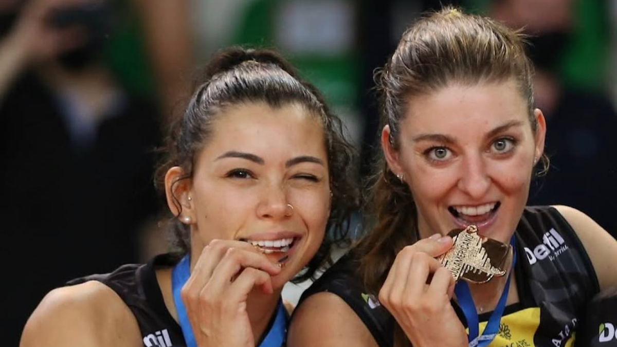 Liga de vôlei anuncia Carolana e esposa, campeãs da Superliga