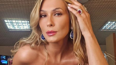 Lívia Andrade desabafa sobre susto em voo: "Nascemos"