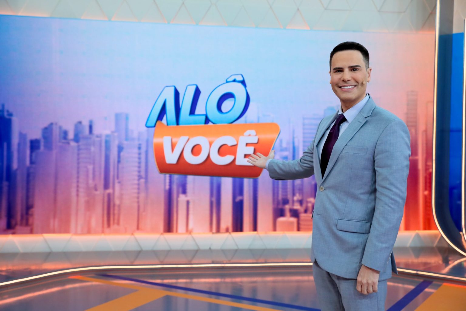 Luiz Bacci anuncia fim de programa; Record reage sem dó