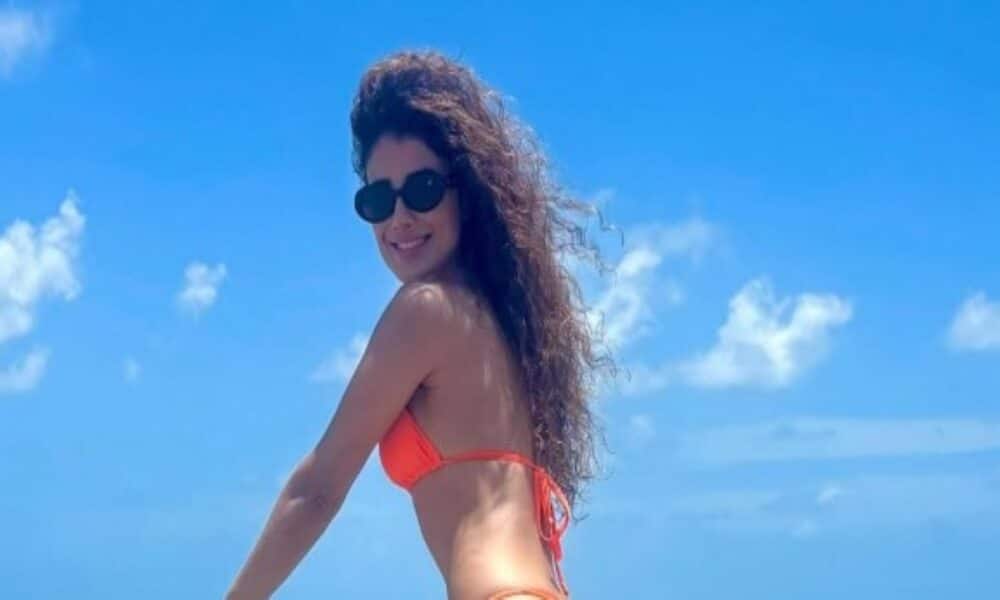 Paula Fernandes pedala em Alagoas e compartilha fotos na praia