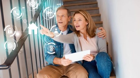 Tecnologia transforma casas comuns em lares inteligentes.