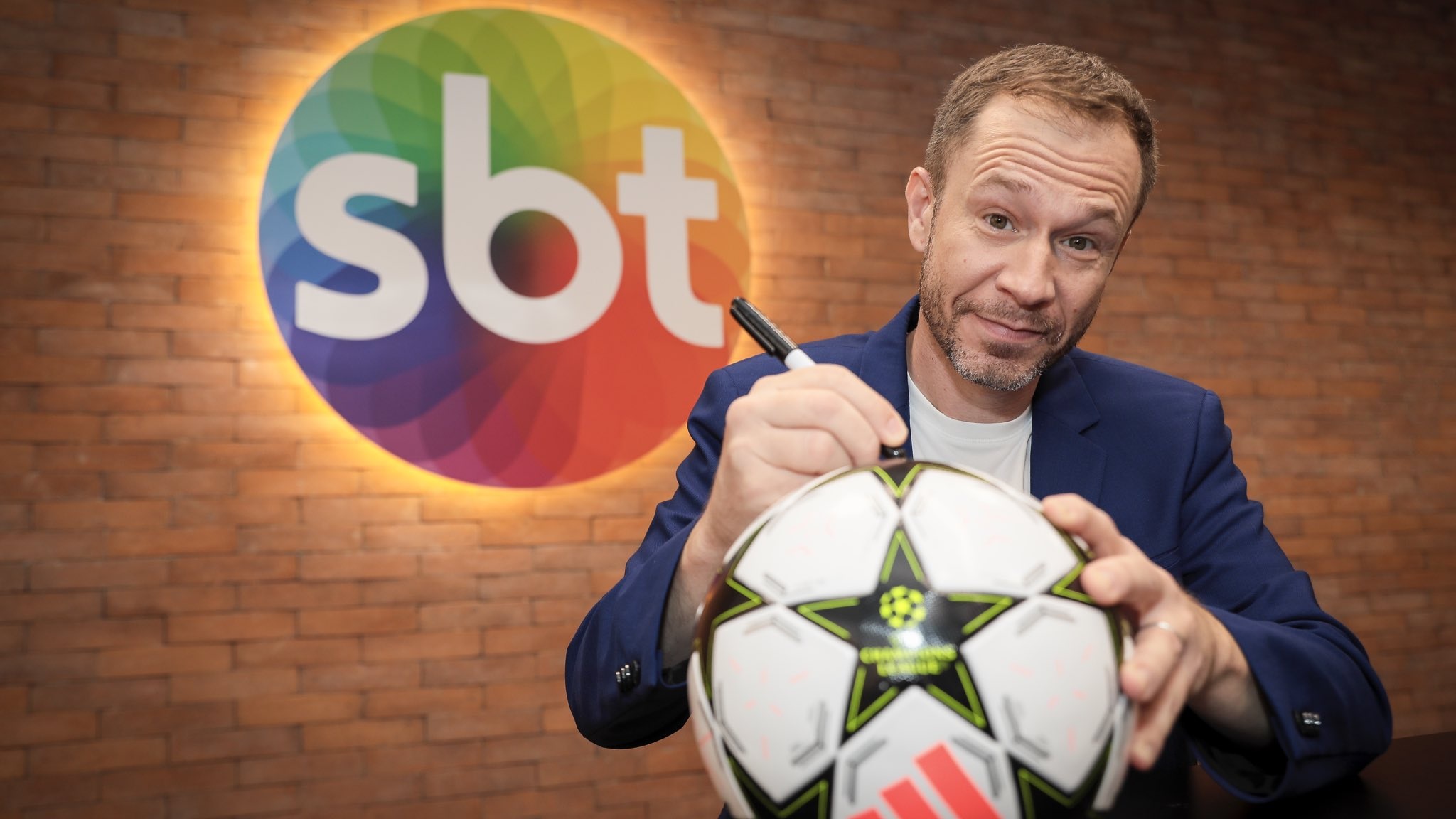 Tiago Leifert revela detalhes da final da Champions no SBT