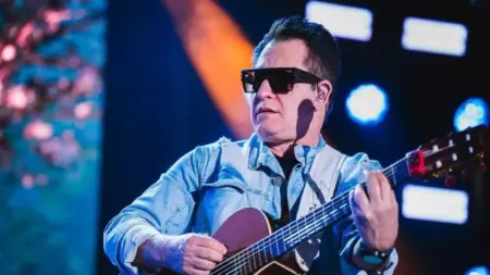 Marrone cai do palco