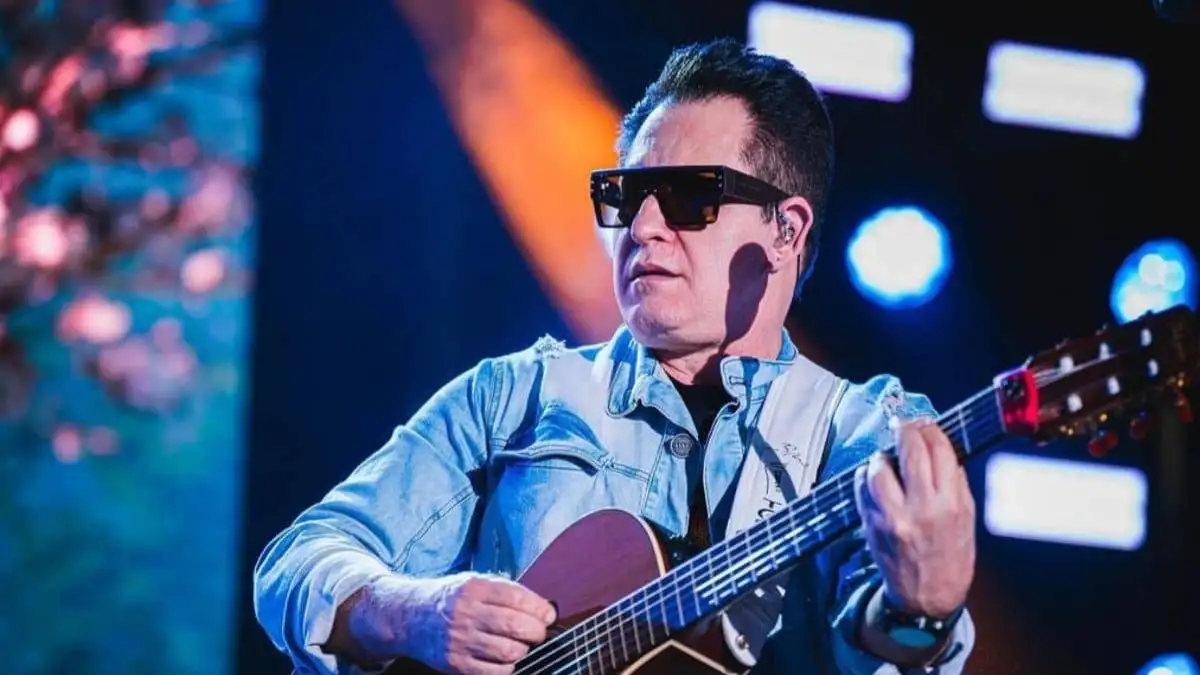 Marrone cai do palco
