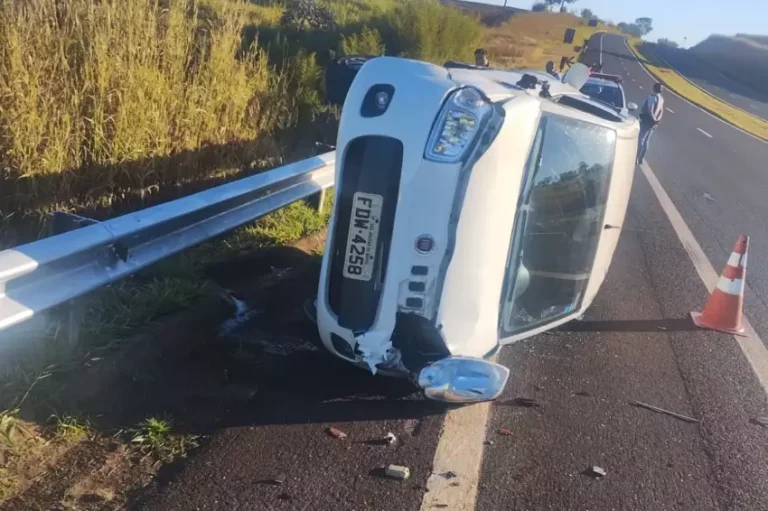Acidente na Cândido Portinari: Carro capota, motorista ileso