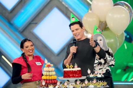 Celso Portiolli celebra aniversário no palco