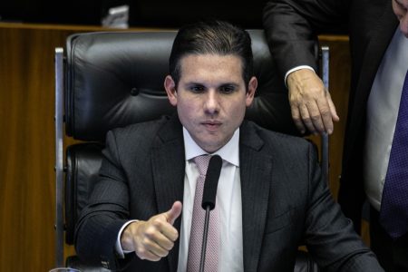 Hugo Motta pede suspensão imediata do IOF sobre operações de risco