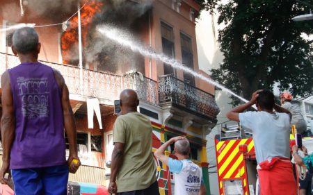 Incêndio em casarão na Lapa deixa dois mortos no Rio