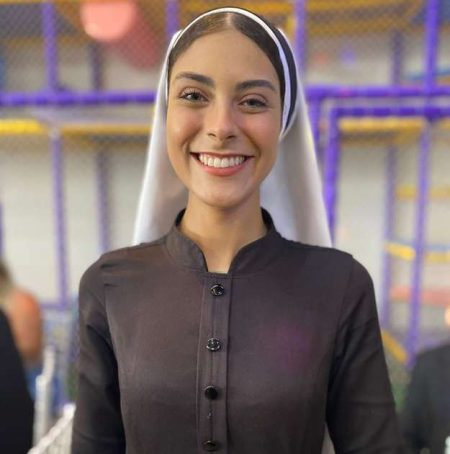 Irmã Eva: ex-modelo e miss que trocou a passarela pela fé