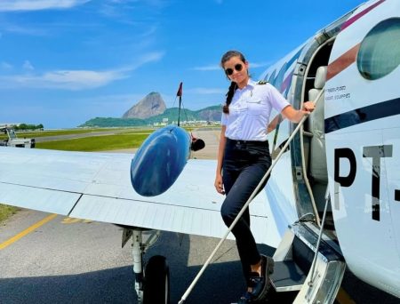 Piloto de 23 anos faz pouso emergencial em voo com Lívia Andrade