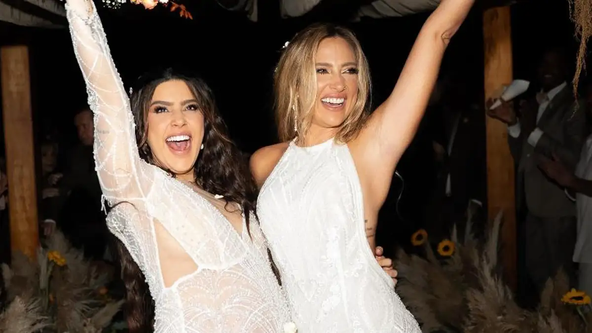 Lauana Prado casa com Tati Dias em cerimônia íntima na praia antes de dar à luz Lauana Prado casa com Tati Dias em cerimônia íntima na praia antes de dar à luz