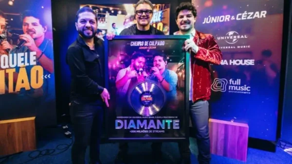 Júnior & Cézar com Paulo Lima da Universal Music (Foto: Divulgação)
