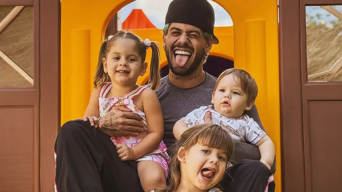 Zé Felipe celebra reencontro com filhos após viagem de Virginia Zé Felipe celebra reencontro com filhos após viagem de Virginia
